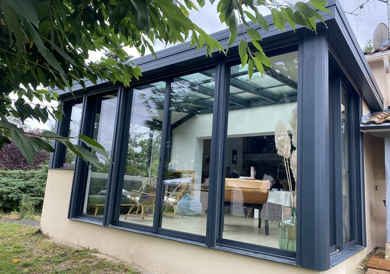 une maison avec beaucoup de fenêtres