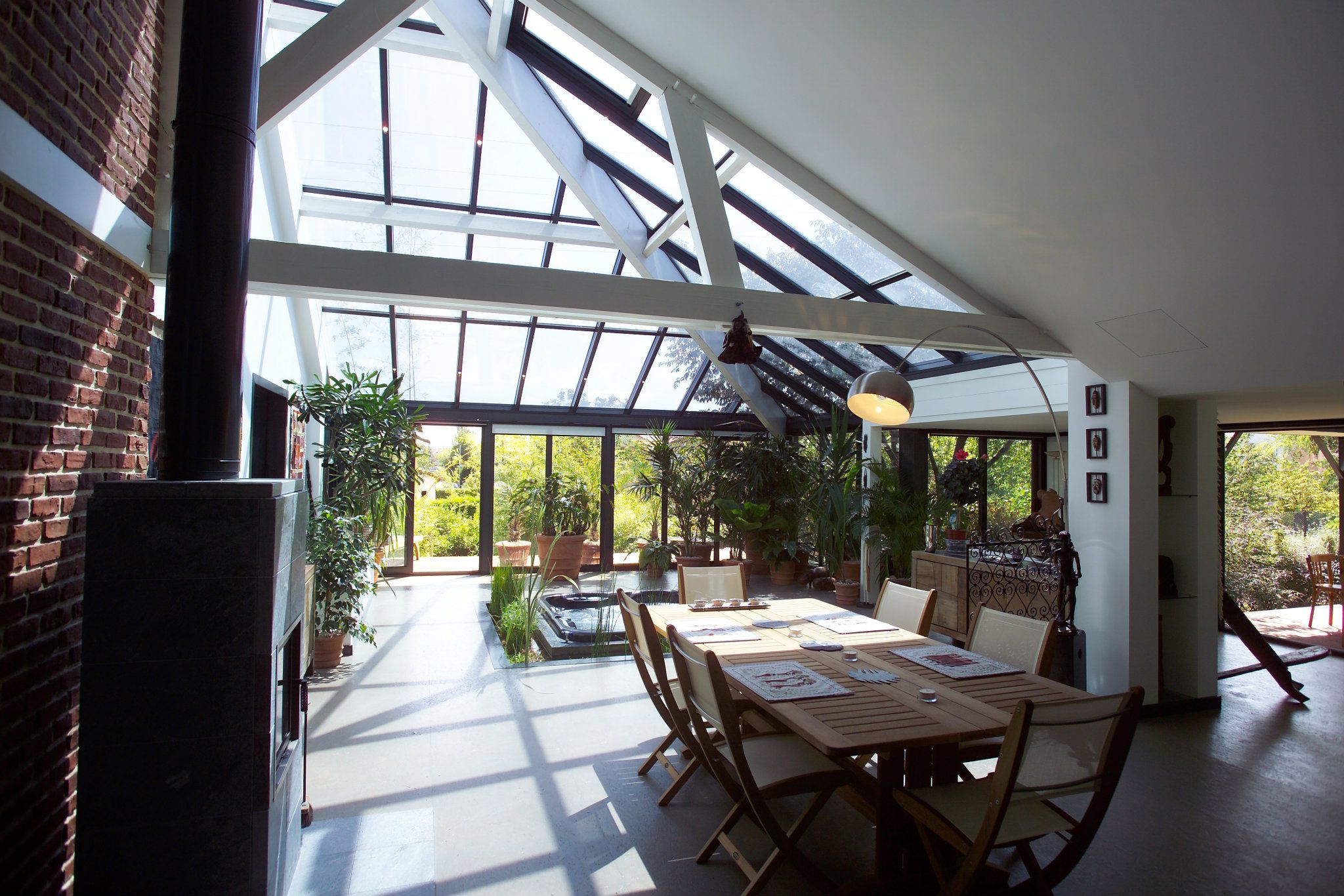 une salle à manger avec table et chaises