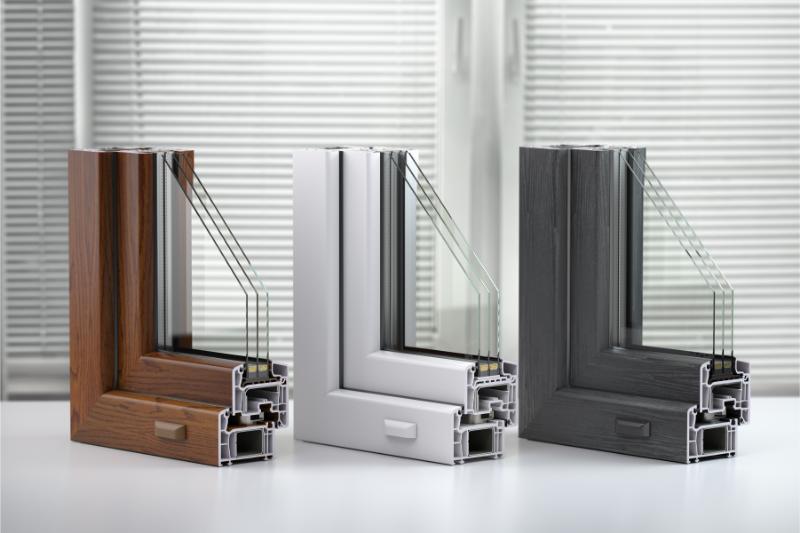 trois types différents de cadres de fenêtres sur une table